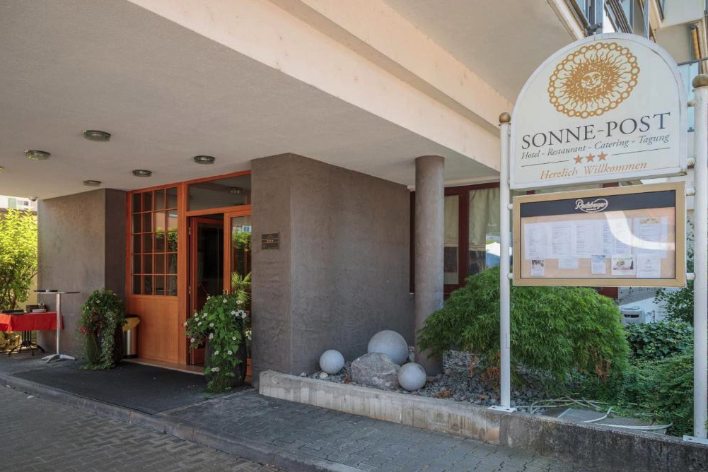 Eingang von Hotel & Restaurant Sonne-Post am Walterichsweg 1 in Murrhardt