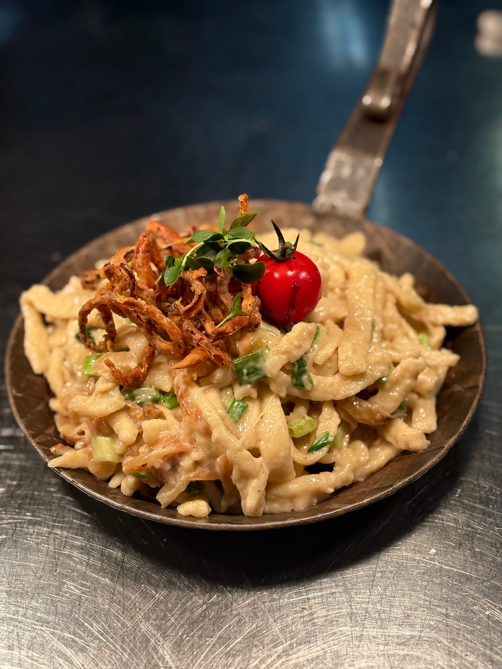 Cremige Käsespätzle mit Röstzwiebeln