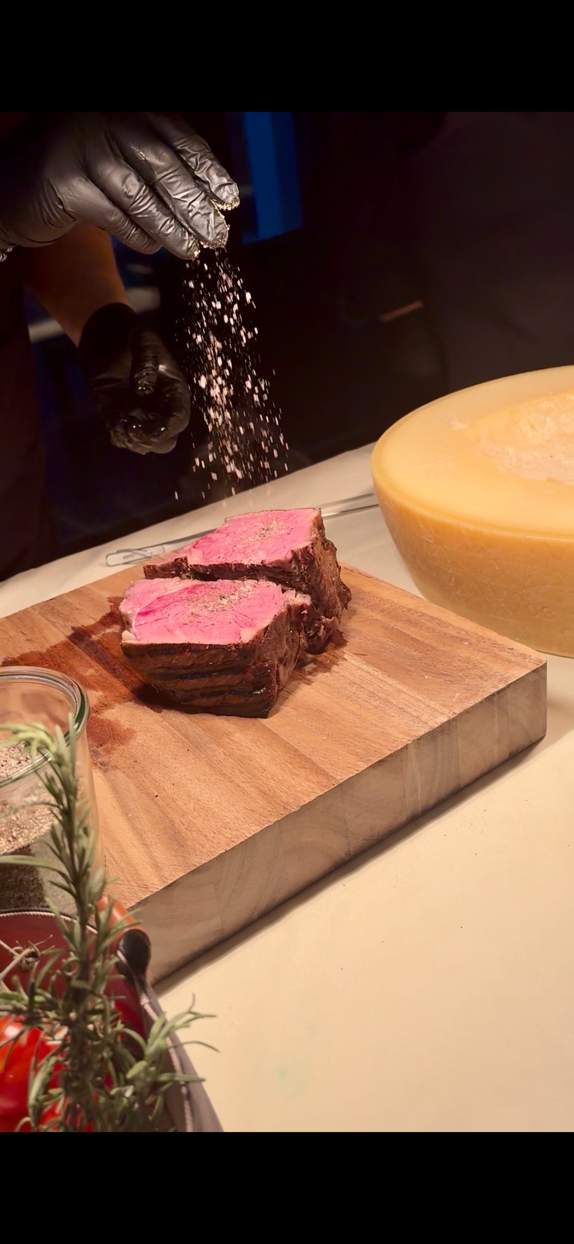 Frisch aufgeschnittenes Steak wird gewürzt