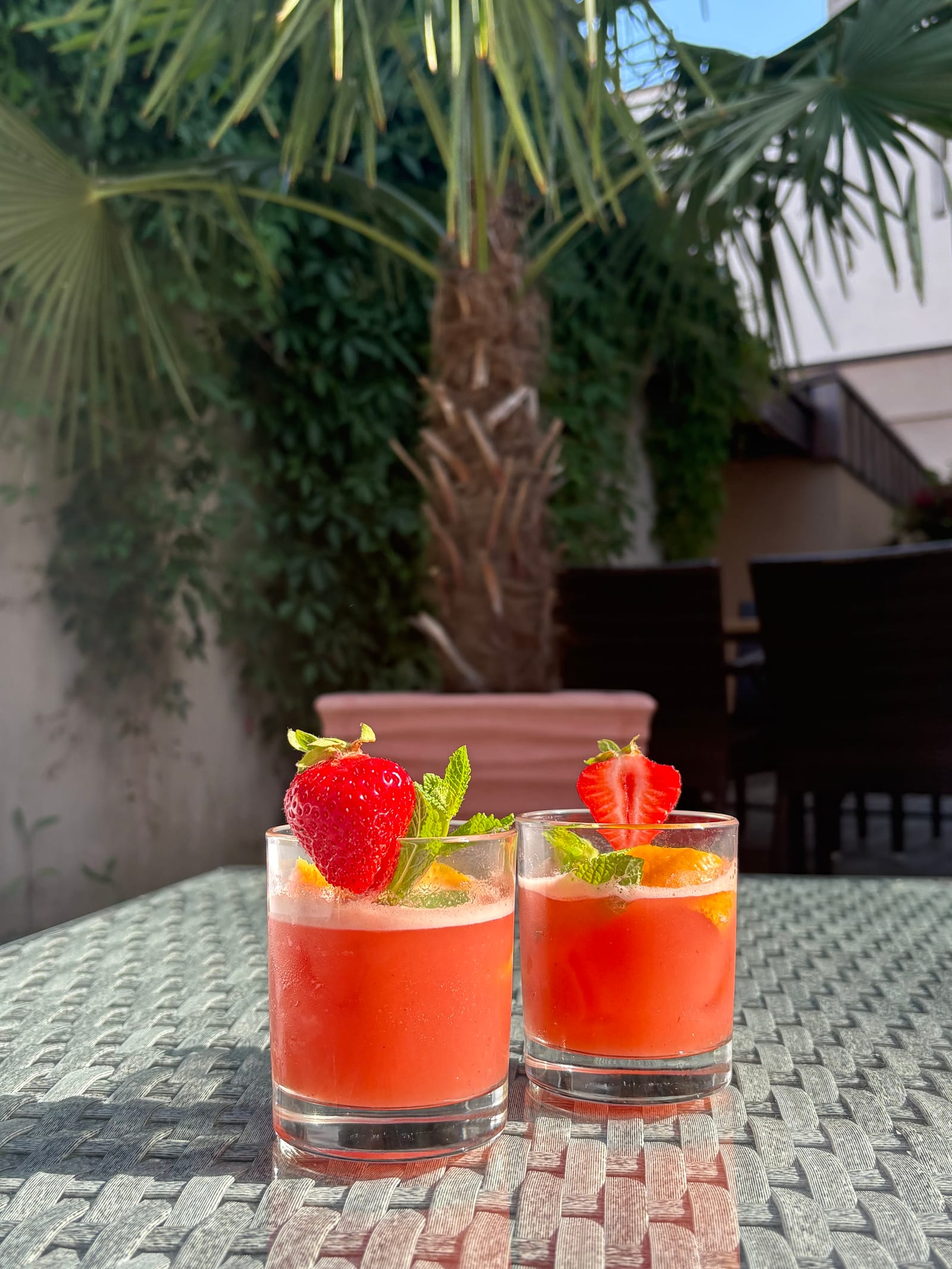 Erfrischende Aperitifs mit Erdbeere und Minze