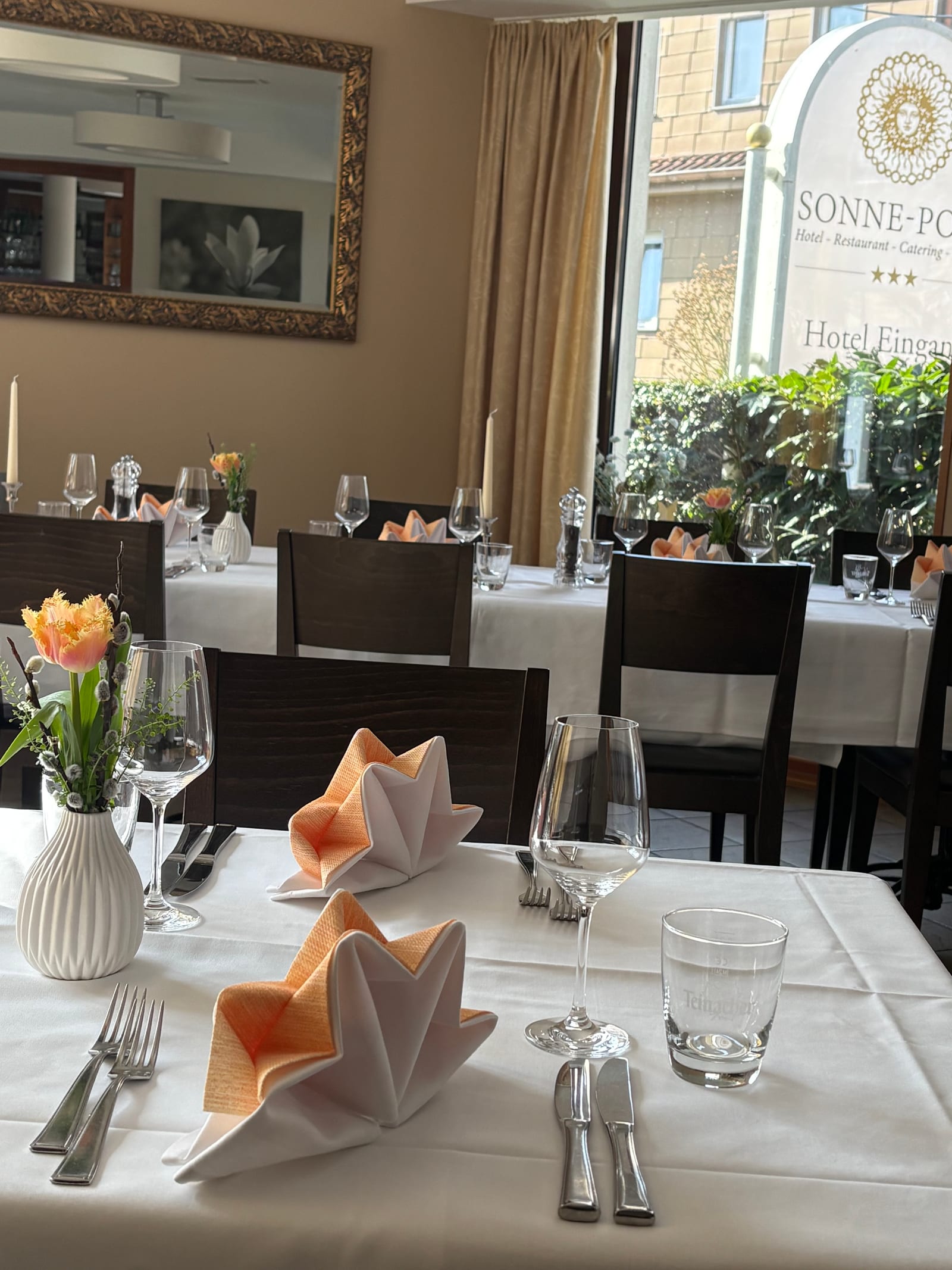 Festlich gedeckter Tisch im Nebenraum mit Rosen