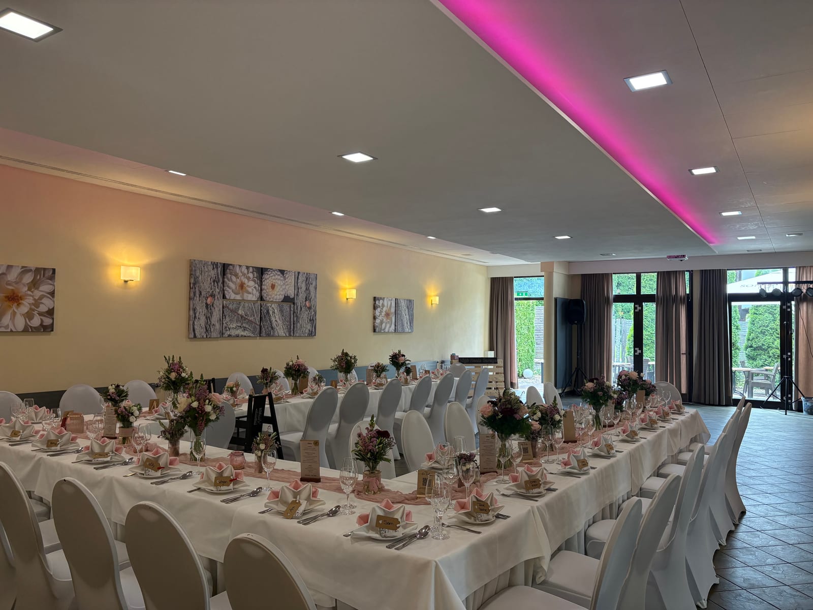 Runde Tische für eine Hochzeitsfeier im Saal