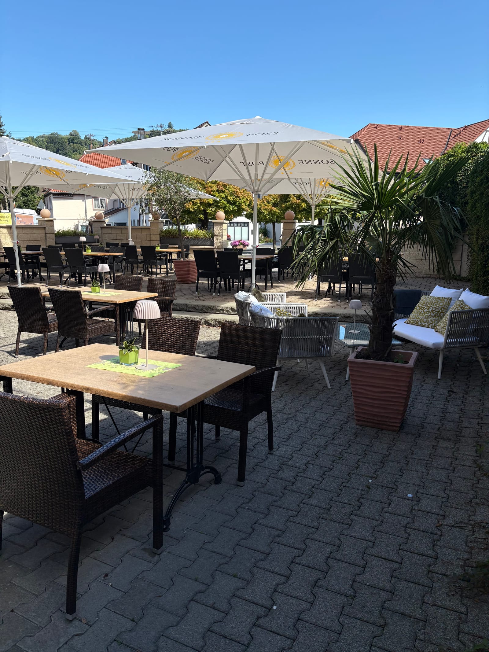 Sonnige Terrasse mit Sitzplätzen vor dem Restaurant Sonne-Post